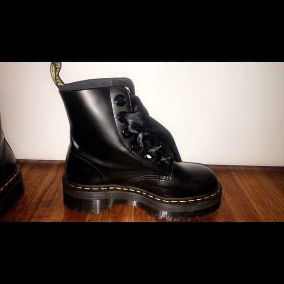 🎀 Girly Ribbon Lace Dr. Martens 🎀 - Picture 5 of 8
